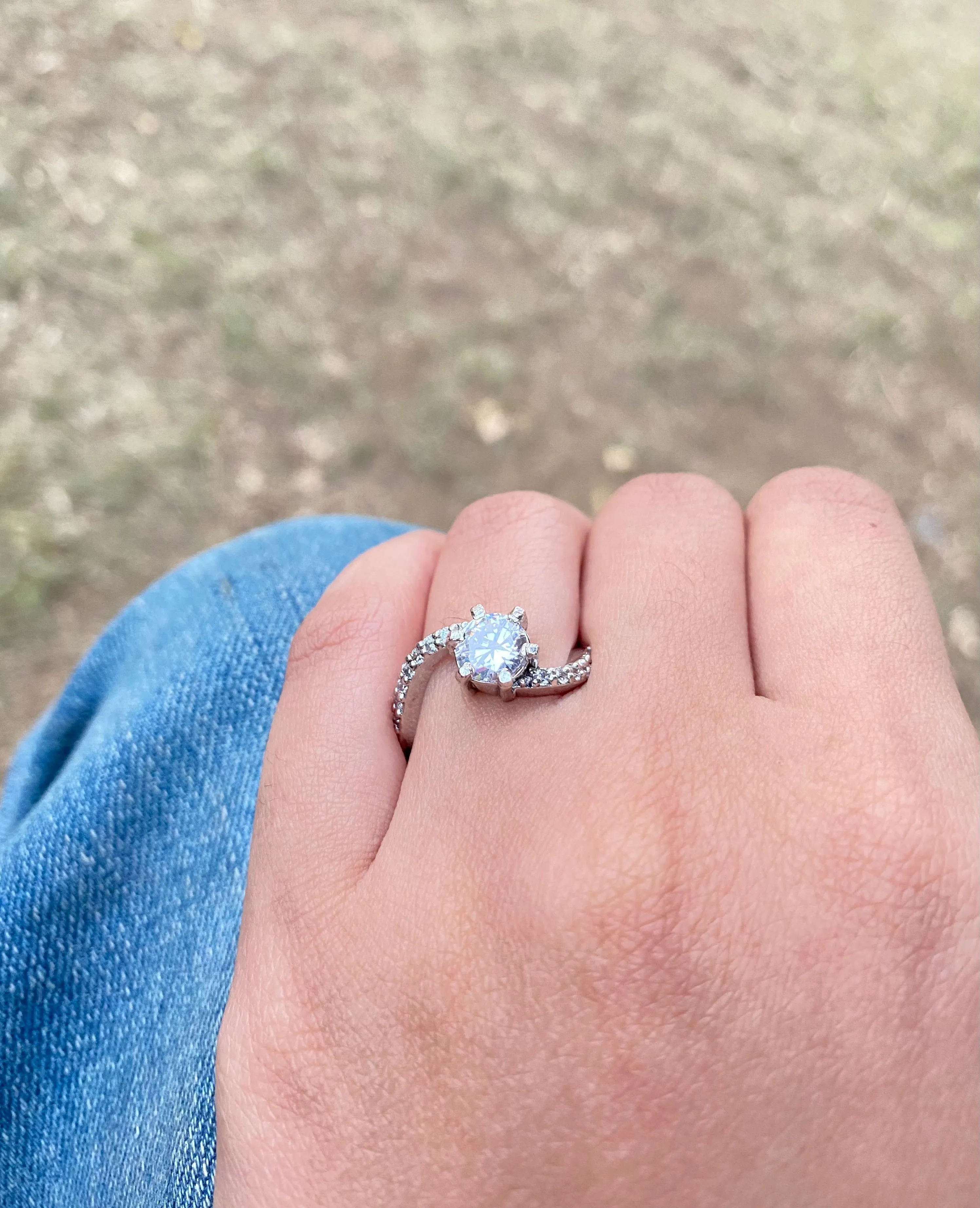 Elegant Curved Small Zircon Ring (925 Sterling Silver)